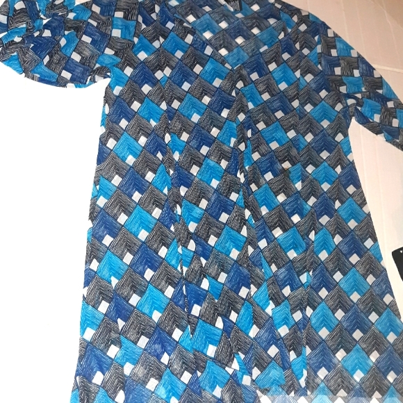 Beautiful NWT Plus Size V-neck Shirred 3/4 sleeve - Picture 2 of 13